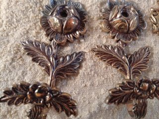 Sujetadores de cortina dorados con porcelana