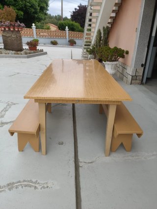 Mesa y bancos de madera
