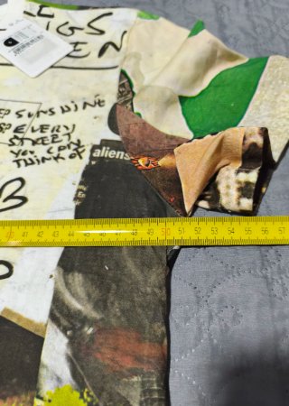 Camiseta Desigual estilo periódico collage talla S
