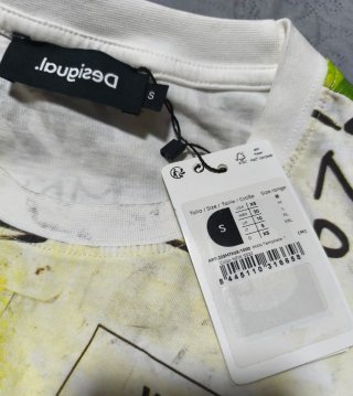 Camiseta Desigual estilo periódico collage talla S