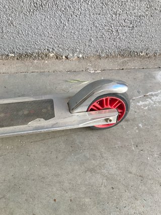 Patinete infantil con ruedas rojas