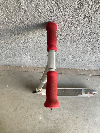 Patinete infantil con ruedas rojas