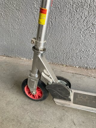 Patinete infantil con ruedas rojas