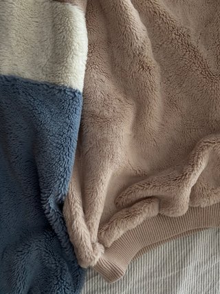 Sudadera oversize beige azul color block suave