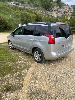 Peugeot 5008 2011