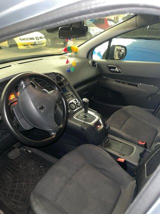 Peugeot 5008 2011