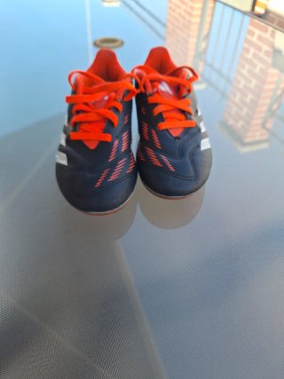 Botas de fútbol Adidas Predator talla 30.