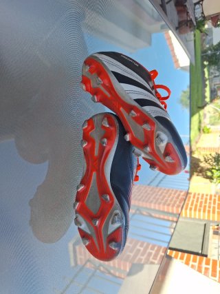 Botas de fútbol Adidas Predator talla 30.