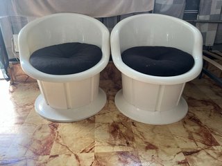 Juego de 2 Sillas Blancas con Cojín Negro