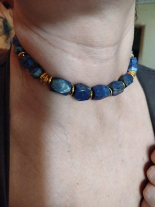 Collar de piedras lapislázuli y latón