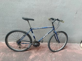 Bicicleta de montaña azul