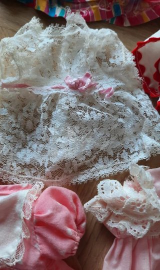 Zapatos y ropa para muñecas.