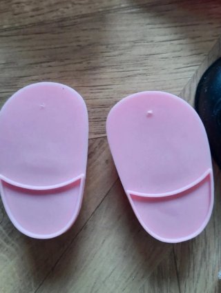 Zapatos y ropa para muñecas.