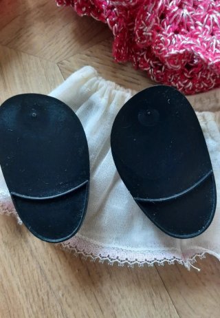 Zapatos y ropa para muñecas.