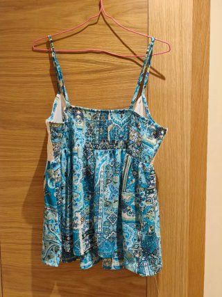 Camiseta tirantes vaporosa azul y blanca