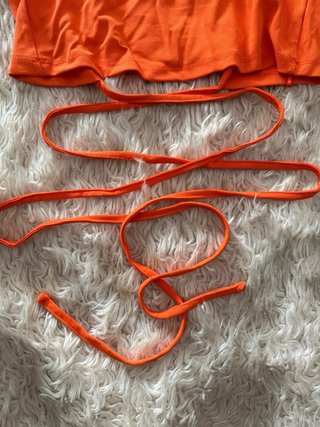 Top naranja corto con cordones