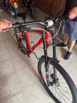Bicicleta WST Roja