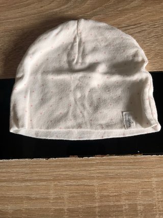 Gorrito bebé 1-2 meses blanco lunares rosas