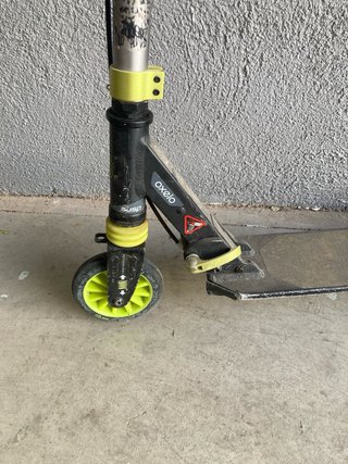 Patinete plegable con ruedas amarillas