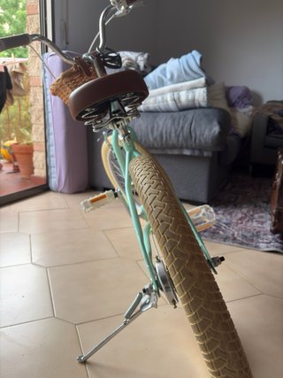 Bicicleta niña glerc con cesta en muy buen estado.