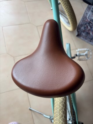 Bicicleta niña glerc con cesta en muy buen estado.