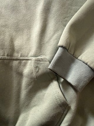 Sudadera verde con capucha