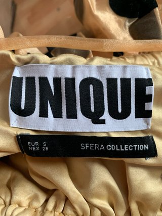 Vestido de lunares dorado y negro