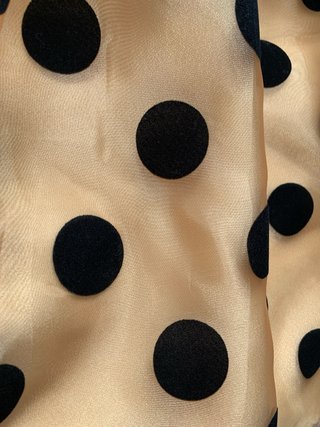 Vestido de lunares dorado y negro