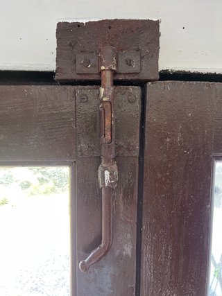 Puerta doble de madera con cristal