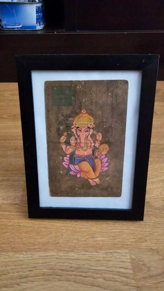 Marco con documento antiguo de Ganesha