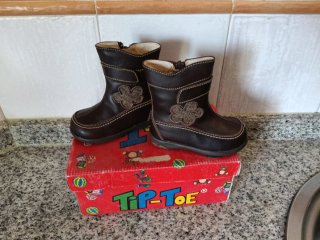 Botas marrones niña con flor