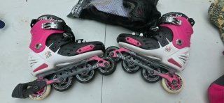 Patines en línea rosas y negros