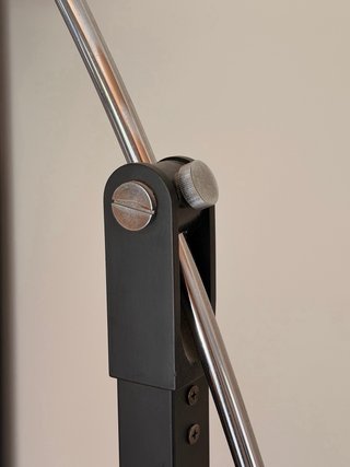 Lámpara de pie arco regulable negra