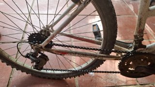 Bicicleta mountain bike para reparar el manillar.