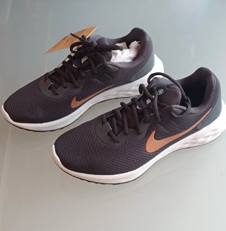 Zapatillas Nike Running Negras y Doradas