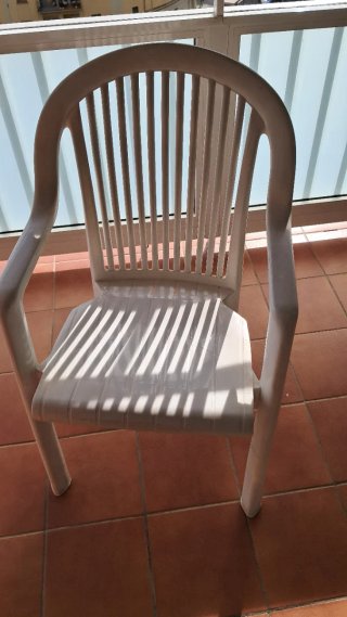 2 sillas de plástico blancas para terraza