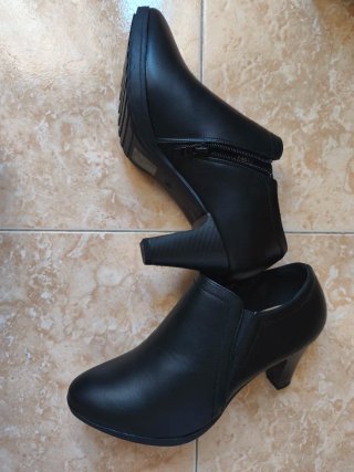 Zapatos abotinados negros MARYPAZ sin estrena