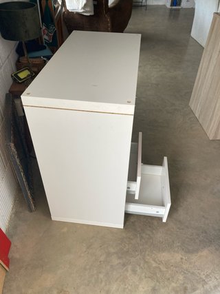 Mueble auxiliar blanco y rojo