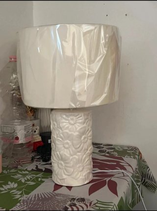 Lampada da tavolo in ceramica bianca