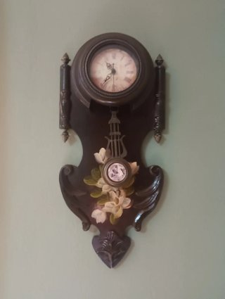 Reloj de pared antiguo con flores