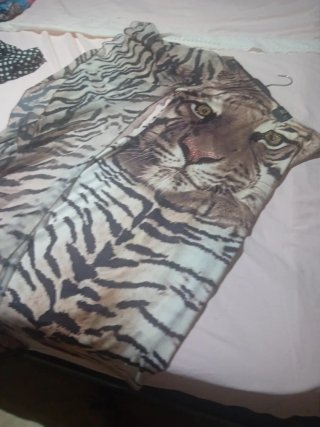 Vestido estampado tigre  con  mangas  asimétrica