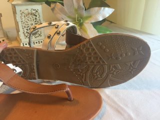 Sandalias planas blancas y marrones con tachuelas