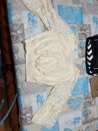 Blusa de encaje blanco roto nueva
