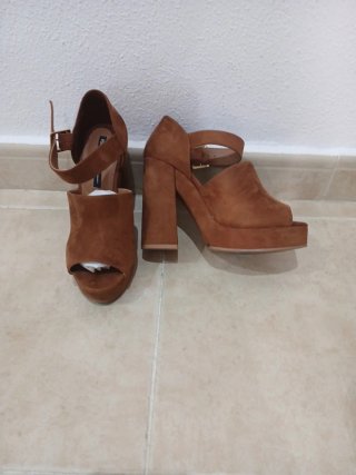 Zapatos de tacón de ante marrón