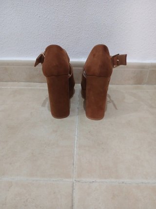 Zapatos de tacón de ante marrón