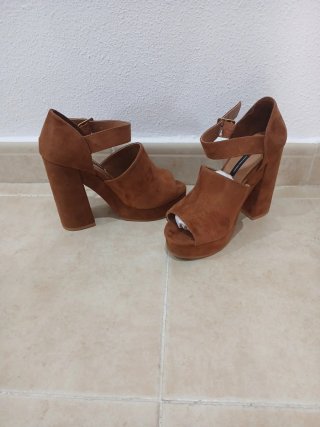 Zapatos de tacón de ante marrón