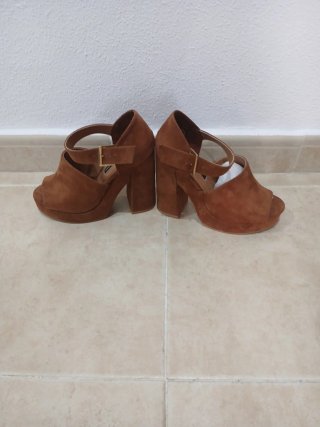 Zapatos de tacón de ante marrón