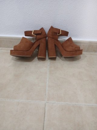 Zapatos de tacón de ante marrón