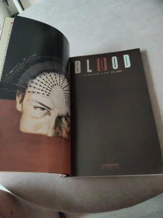 Comic Novela gráfica BLOOD UN RELATO SANGRIENTO