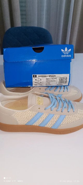 Zapatillas Adidas Beige y Azul
